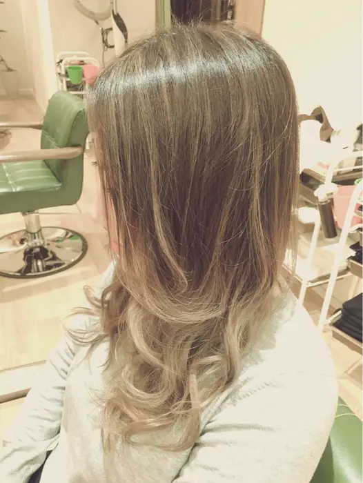 バレイヤージュカラー プラチナベージュ Crea Totalbeauty所属 Crea クレアのヘアカタログ ミニモ