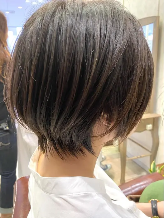 絶妙な丸みと 襟足の束感がポイントです バームをさっとつけるだけで決まるのでとてもおすすめです Sera By U Realm所属 モテ髪美人ショート 横浜ユーレルム佃のヘアカタログ ミニモ