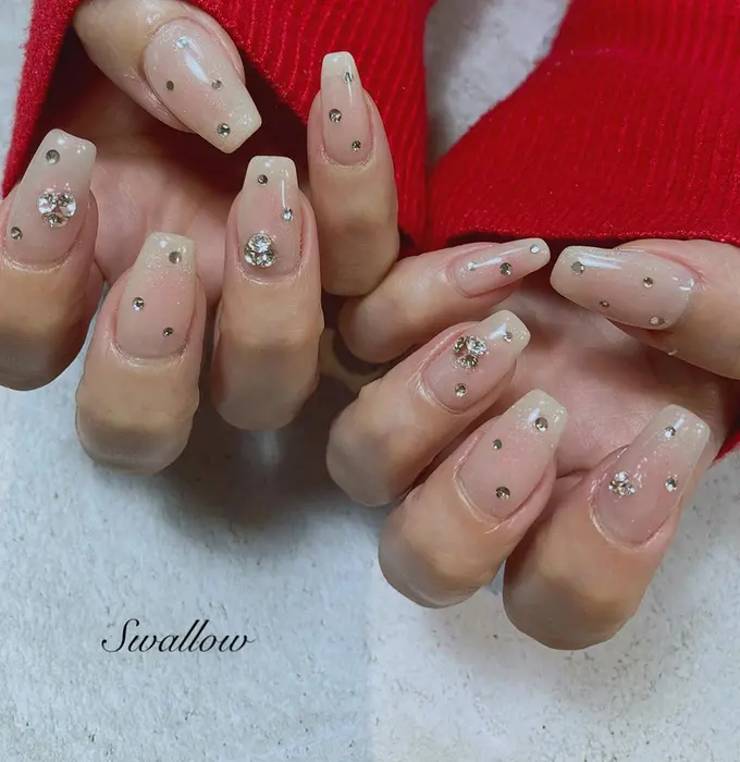 チークネイルに可愛いストーンアート チークネイル Nails Nail Nailsalon By Color Eye Nail所属 Yu Kaの ネイルデザイン ミニモ