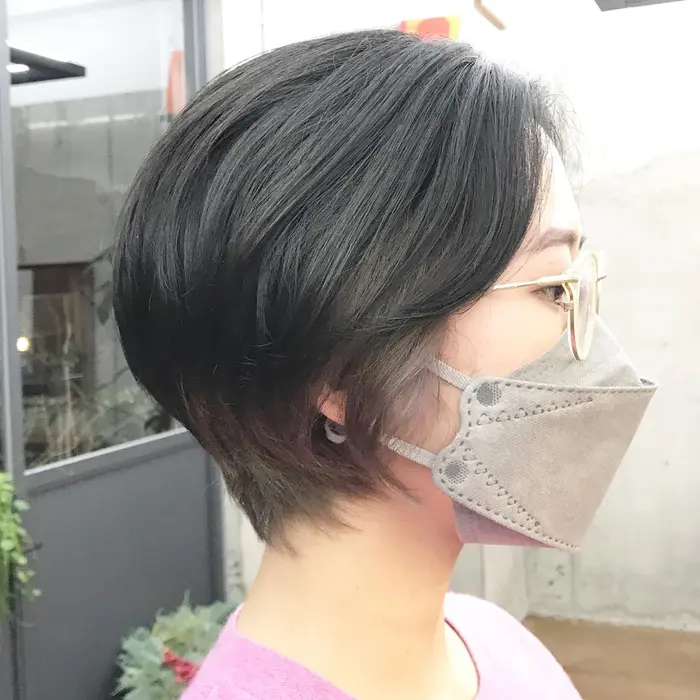 ポイントカラーでお洒落感up シルバーインナーカラー ショートボブ 顔まわりのデザインカラー Yoke所属 ウルフ ショート Mikuniのヘアカタログ ミニモ