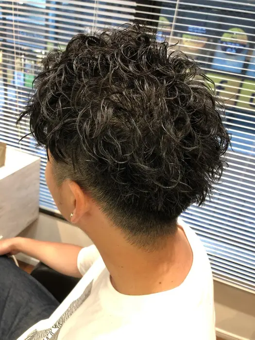 ベリーショートのスパイラルパーマ ランダムに毛先が動くのでワックスを馴染ませるだけでスタイリング出 Hair Make One005所属 メンズ特化 Takumaのヘアカタログ ミニモ