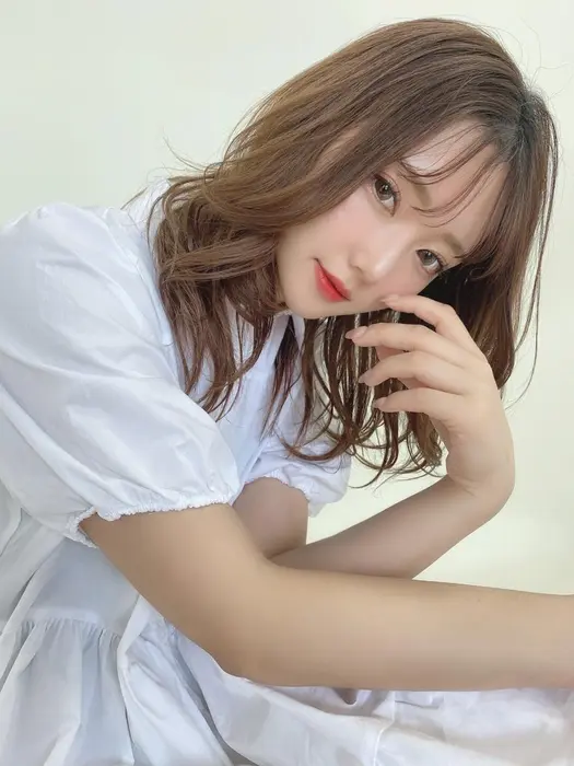 大人かわいい韓国風ミディアムヘア 韓国可愛いシースルーバングにミディアムレイヤーの人気スタイル 人 ルービック阿倍野店所属 縮毛矯正 阿倍野浅田のヘアカタログ ミニモ