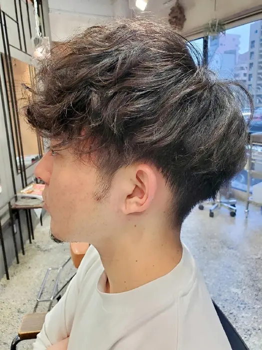 ソフトスパイラルパーマでミックス巻き ドライ後 やや固まるワックスを全体に揉み込みながら付けて整え カーぺディエム所属 Saori さおりのヘアカタログ ミニモ