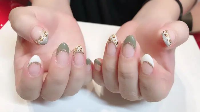 秋ネイルレオパードネイル カーキグレージュネイルミラーフレンチネイル Nailrich所属 Nailrich Izumiのネイル デザイン ミニモ