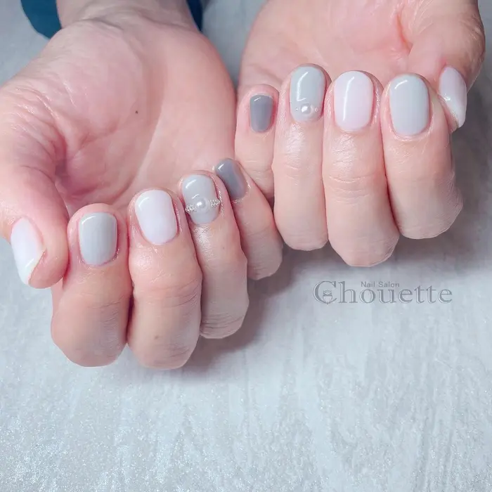 グレーワンカラー 指輪風アート 指輪のようにパールとブリオンを並べるデザインを気に入ってくださって Chouette 小俣ゆうこ所属 Chouette 小俣ゆうこのネイルデザイン ミニモ