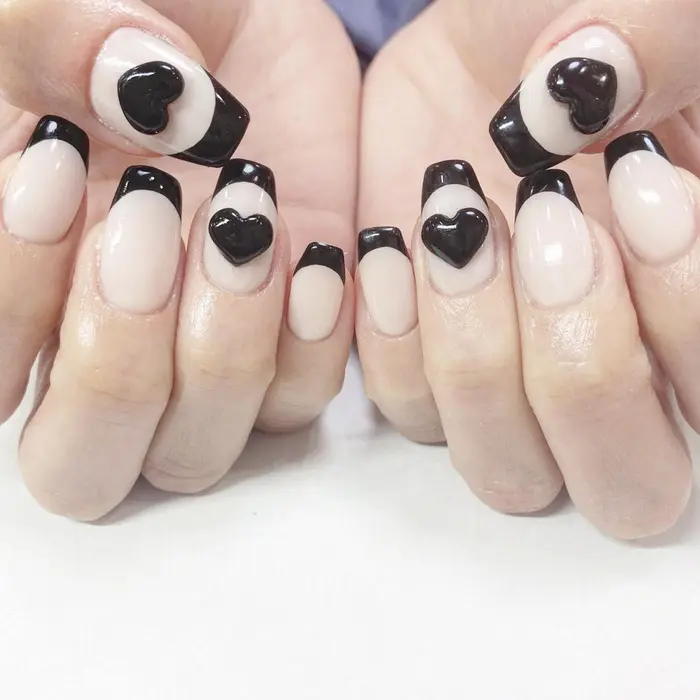 クリームベージュに黒フレンチと3dハート Minami Nail所属 Haruka のネイルデザイン ミニモ