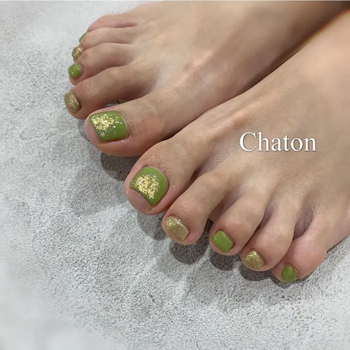 くすみグリーン秋もフットネイルおすすめです Nail Eyelash Chaton所属 川尻 茉希 のネイル デザイン ミニモ