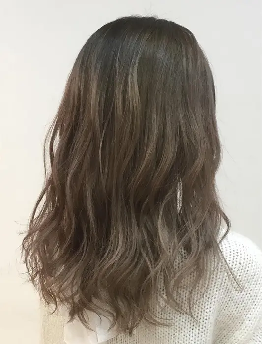 全頭ブリーチをしてからグラデーションカラー グレージュカラー Monan所属 入蔵 賢一郎のヘアカタログ ミニモ