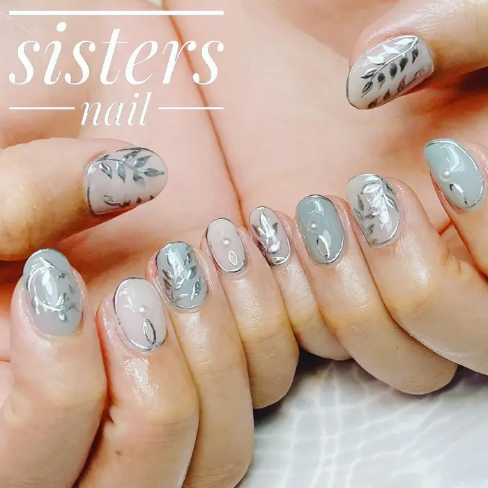 シルバーメタリックのボタニカルネイル Sistersnail Sistersnail F所属 Sisters Nail Fのネイルデザイン ミニモ