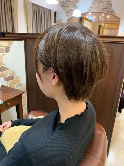 耳掛けがかわいい 襟足タイトショート ボーイッシュすぎず 軽さのあるスタイルで 首元が細く華奢見 アドラーブル女池店所属 小熊 郁香のヘアカタログ ミニモ