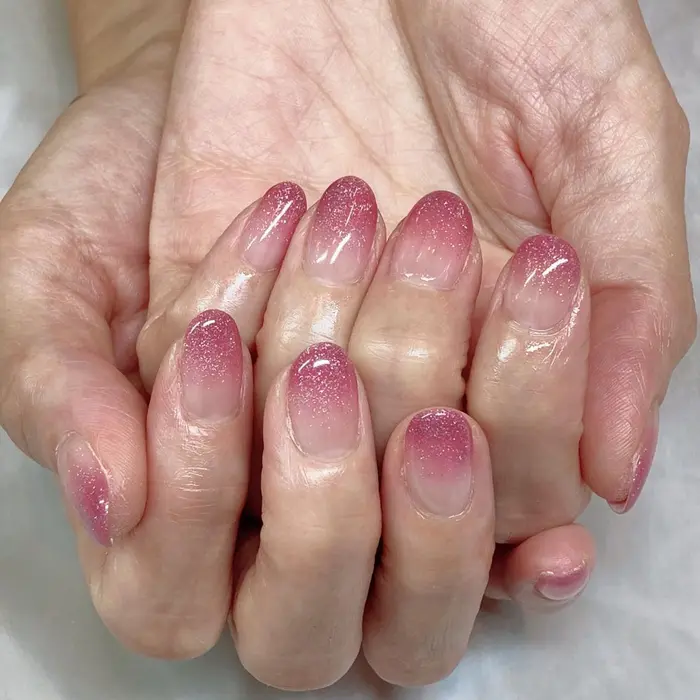 派手すぎない上品ラメでワンランク上のカラーグラデーション Elixir Nail 新橋所属 エリクサーネイル新橋 中村のネイル デザイン ミニモ