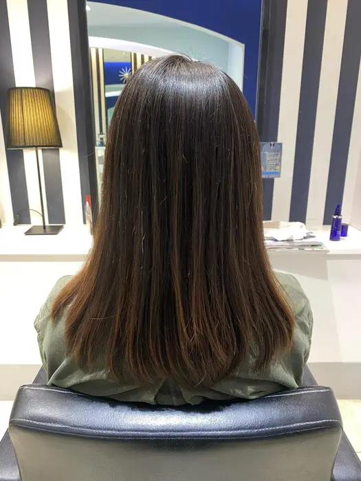 15センチほどバッサリとカット レイヤーで段差を付けてあげることによって 毛先に軽さがでます Viv Id所属 小林 美夢のヘアカタログ ミニモ