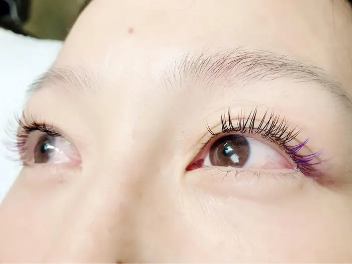 カラーエクステ 目尻にパープル アイラッシュサロン リアン所属 Muto Junkoのマツエクデザイン ミニモ