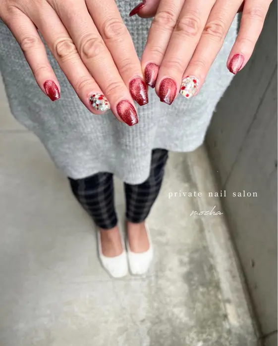 こちらは赤のベースを薄く一度塗りしてから のマグネットになります めちゃくちゃ可愛かったです Mocha Private Nail Salon所属 益田 美賀子のネイルデザイン ミニモ