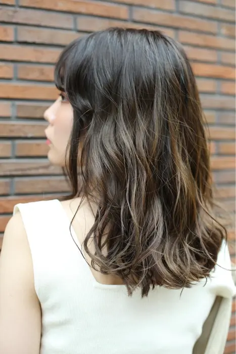 ハイライトを入れていつも違う自分でお出かけ 髪型が変わるだけで気分も変わってくる Botto 所属 ツジ エミのヘアカタログ ミニモ