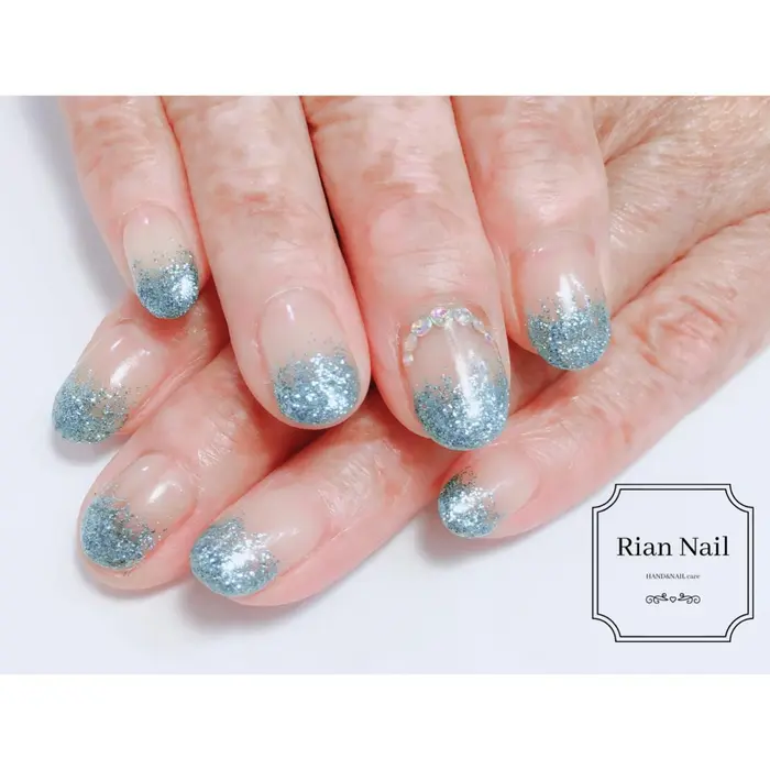 今日ご紹介するネイルは梅雨にぴったりのラメグラデーションです ポイントのストーンでエレガントな印象 Rian Nail Salon School 昭島 リアンネイル 所属 Rian Nailのネイルデザイン ミニモ