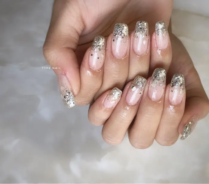 ラメグラ シェル ナチュラルの中に存在感 ラメグラ シェルネイル Youx Type 所属 Youx Nail のネイル デザイン ミニモ