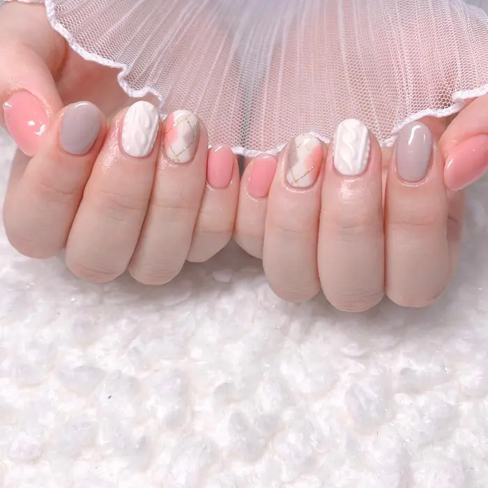 ニットネイルデザイン マットな質感とアーガイルが合わさって柔らかな雰囲気アップ アーガイル柔らか Space所属 Space のネイルデザイン ミニモ