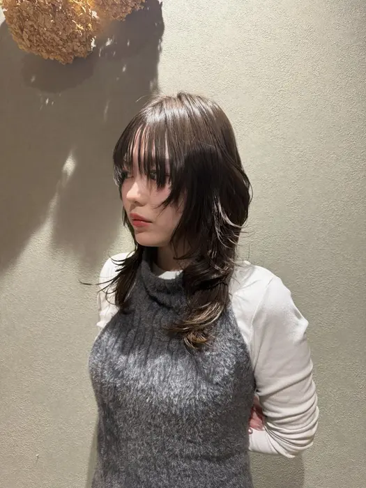 ハイレイヤーとハッシュカットを組み合わせたスタイルです！
とても、動...