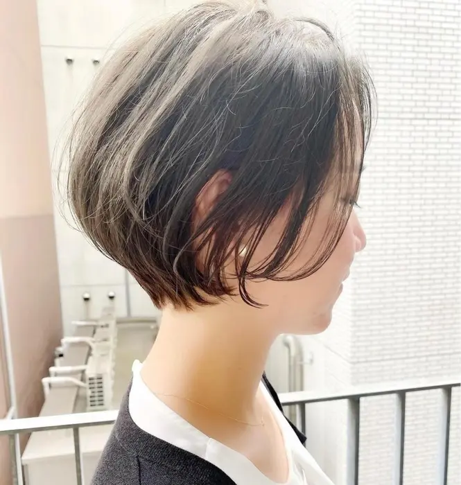 前髪無しのショートボブ 横顔が素敵です カラーは透明感のあるアッシュベージュ Vie所属 ショート ボブの 似合わせカット 韮澤のヘアカタログ ミニモ