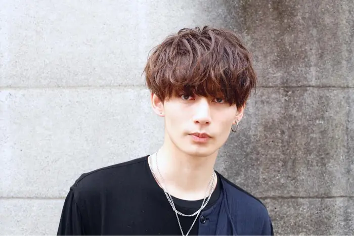 エアリーマッシュ フワッとした質感で顔周りで作るアンニュイスタイル 目元ギリギリの前髪で雰 Go Today Shaire Salon所属 メンズパーマ 空翔のヘアカタログ ミニモ