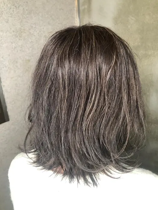 ハイライトとグレージュ ハイライトを細かく入れて そのあとに全体をグレーベージュに Hair Make Lucia所属 兼田 裕貴のヘアカタログ ミニモ