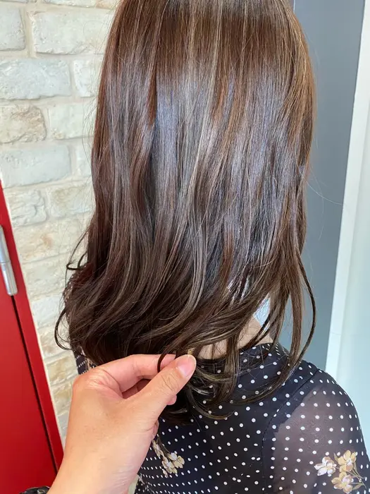 馴染ませるハイライトスタイルです はっきりと分かるハイライトはお仕事上難しい方 筋感はそこまで欲 Go Today Shaire Salon 広島店所属 西 太志のヘアカタログ ミニモ