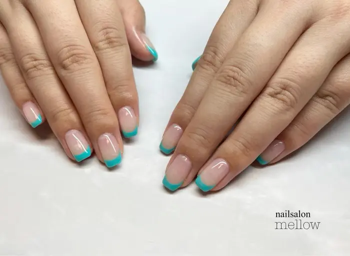 ターコイズブルーでフレンチ Nailsalon Mellow所属 大山 浩美のネイルデザイン ミニモ