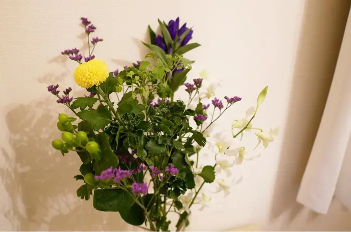 中秋の名月 お月見だからと お月様みたいなお花も花束にしてくれました 涼しくなってきて 秋を感 ニキビ ニキビ跡専門サロンａｉｎａ所属 ニキビ改善サロン 益子早百合のエステ リラクカタログ ミニモ