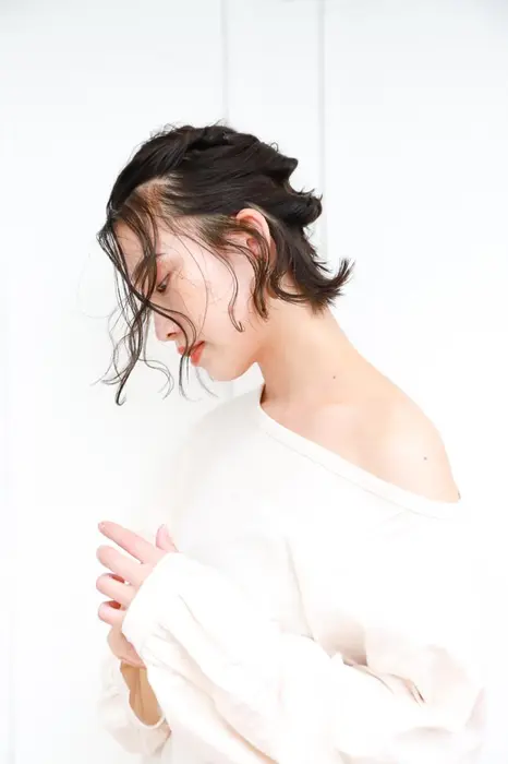 グレージュ アッシュ 切りっぱなし 大人かわいい ナチュラル 伸ばしかけ 大人ボブ 小顔 似合わせ Rulan所属 岡田 美緒 のヘアカタログ ミニモ