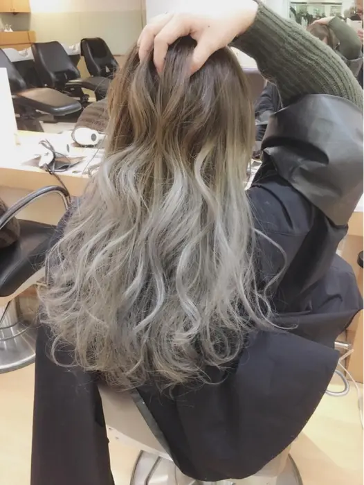 毛先合計4回のブリーチ後にシルバーアッシュをオン グラデーションカラー Monan所属 入蔵 賢一郎のヘアカタログ ミニモ