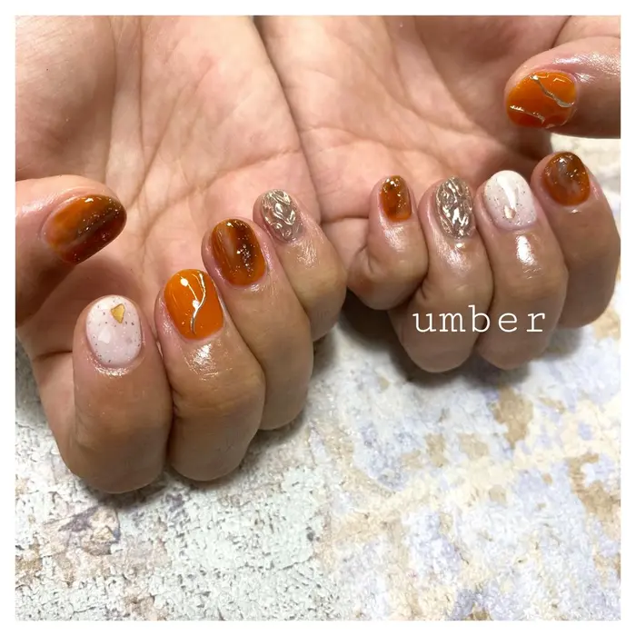 クリア感のあるくすみオレンジ系のニュアンスネイルっ ミラーのシルバーも相性最高です Umber所属 Umber ゆめののネイル デザイン ミニモ