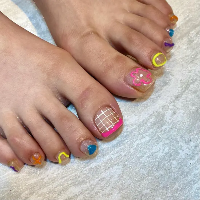 フットネイルフルアート 蛍光カラーでまとめた韓国デザイン 夏は派手カラー間違いないです Ungu Roire所属 八島 美幸のネイルデザイン ミニモ