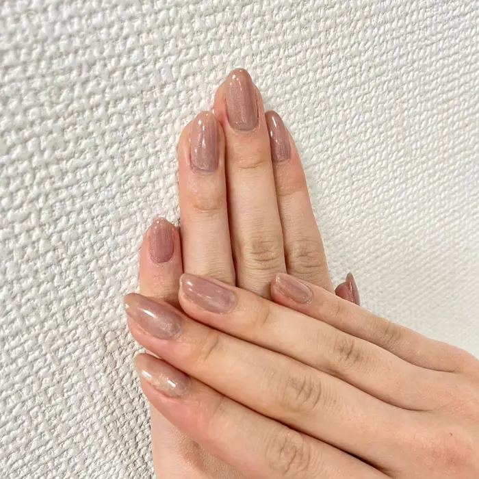 ちゅるちゅるワンカラー お友達の結婚式に出席されるとの事で 上品なキラキラのシンプルネイル Nail Space Kokopelli所属 原田 千里のネイルデザイン ミニモ