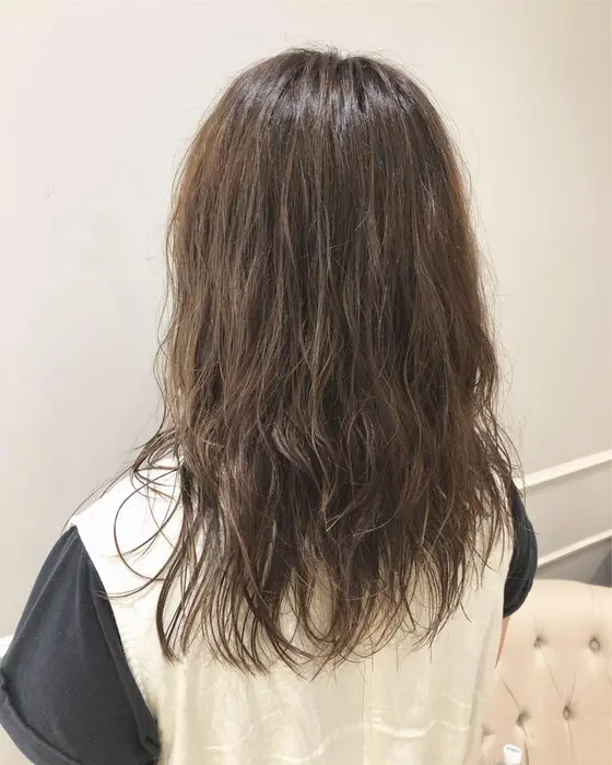 ドライな質感のウェーブパーマです ハイライトとカーキグレージュカラーで 柔らかくおしゃれに Neolive Ginza 銀座店 ヘア 所属 ニュアンスパーマ おおや ともみのヘアカタログ ミニモ