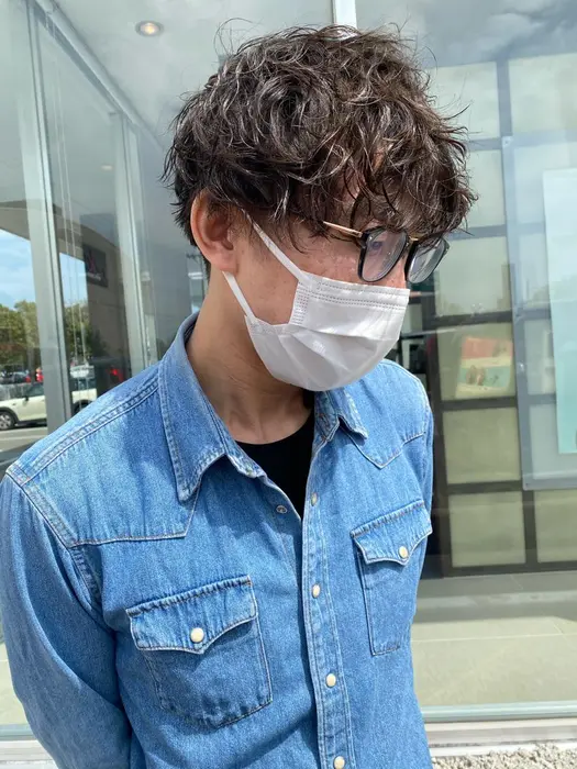 メンズショートのマッシュパーマ ランダムに動くよう巻いてあるので無造作感が出せます Nambu West所属 横地 凌のヘアカタログ ミニモ