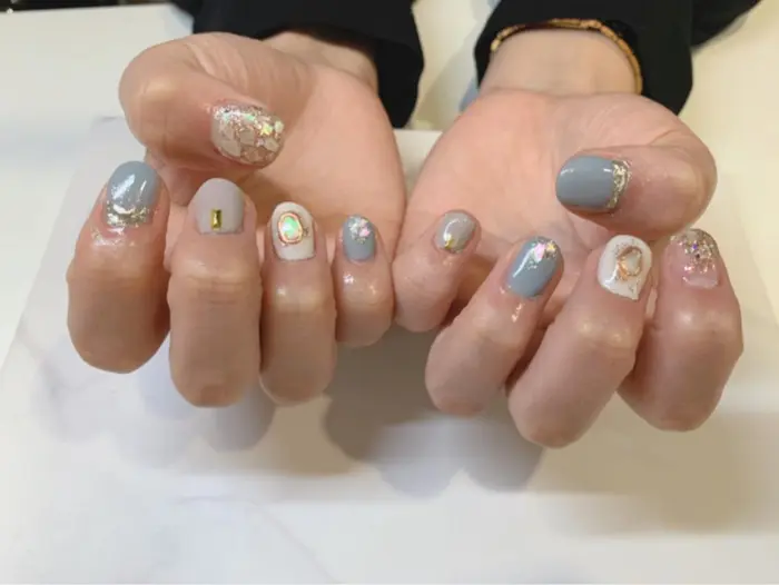 くすみブルーを使った春らしいネイル シェルを敷き詰めてきらきらです お持ち込みデザインをアレン Minamil所属 くぼ みなみのネイル デザイン ミニモ