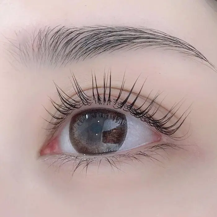 アイブロウワックスをすると 毎日のメイクが楽になるのと 肌がワントーン明るく見えます 是非お試し Prinkプリンク所属 prink プリンクのマツエクデザイン ミニモ