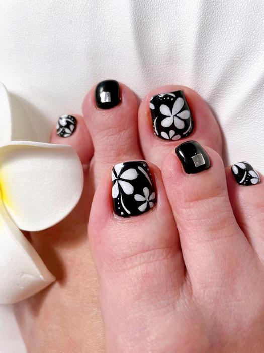 モノトーンでお花ネイル 大人っぽいフットネイルになりましたぁ ｲﾔﾝ Nailsalonマハロ所属 Nailsalon マハロの ネイルデザイン ミニモ