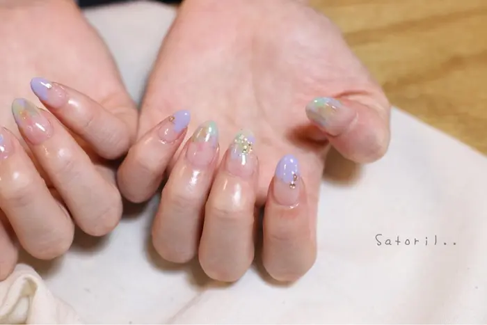 クリアベースに淡い色を重ねて涼しげに Satoril Nail Room所属 Satoril Nailroomのネイルデザイン ミニモ