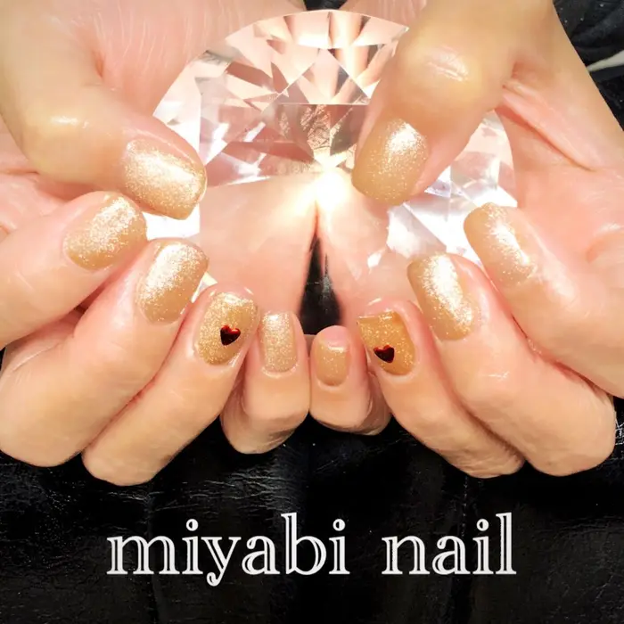 輝きが綺麗なice Gel マグネットネイル ポイントにハートパーツを付けてシンプルネイル 自宅サロン Miyabi Nail所属 Miyabi Nail 桂川駅近くのネイルデザイン ミニモ