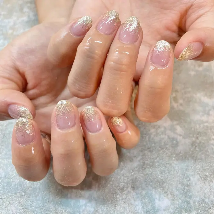 キラキラグラデーション可愛いです シンプルだけど華やかなデザイン とっても可愛いです ラ Elixir Nail所属 エリクサーネイル神田 入江の ネイルデザイン ミニモ