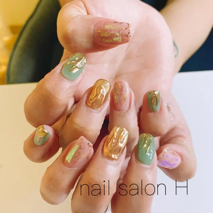 ニュアンスネイル 春ネイル フィルムネイル トレンドネイル 春 カーキ ピンク オー Nail Saron H エイチ所属 Kiyomiのネイルデザイン ミニモ