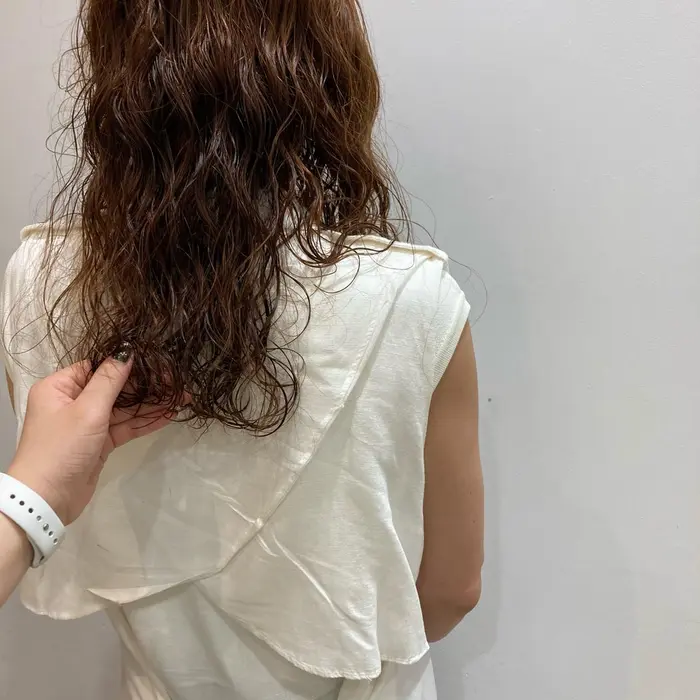 ロングスタイルの強めパーマもとってもお洒落です 家でのヘアアレンジもしやすくなります Cut Atelier Room3所属 前川 華恋 Room3のヘアカタログ ミニモ