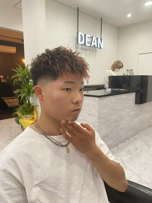 低めの刈り上げフェードと ツイストパーマでストリートなスタイルに 前髪をワイルドに上げてもok Dean所属 柚留木 海斗のヘアカタログ ミニモ