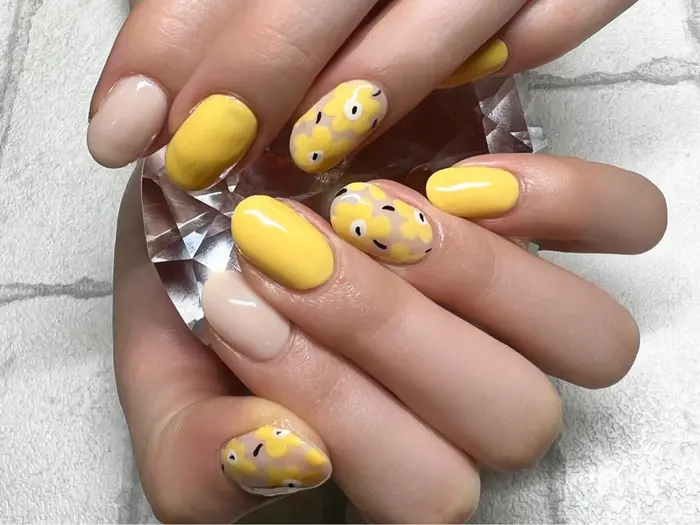 マリメッコ風ネイル Bine所属 Bine Nailのネイルデザイン ミニモ