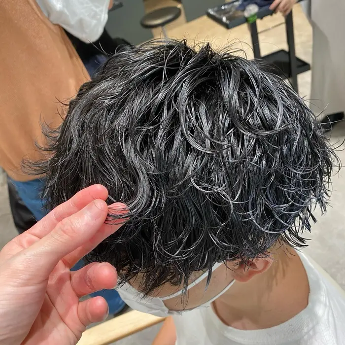 波巻きパーマ S字カールしっかり出ます ゴム掛け大事です お客様により満足してもらえるスタイル Zest Kalon所属 メンズ スタイリスト 永山弘樹のヘアカタログ ミニモ