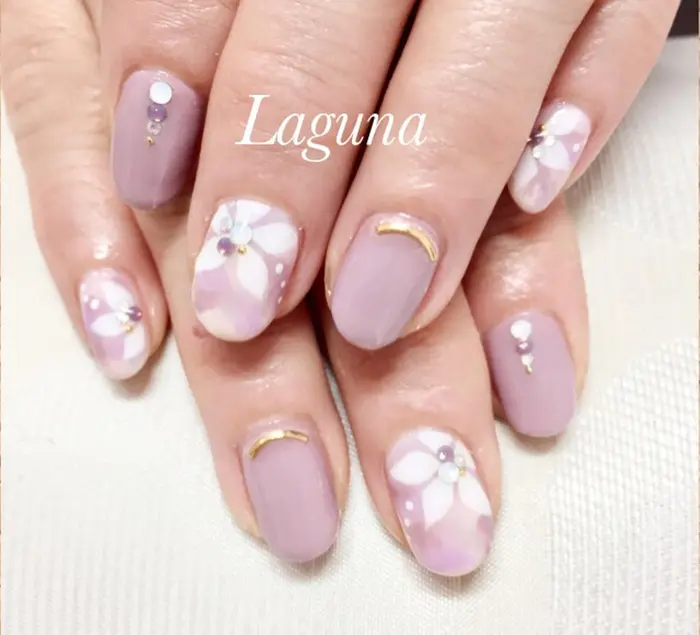 お花のアートが上品なデザインです 親指にもお花アートあります Laguna所属 Laguna Nailのネイルデザイン ミニモ お花のアートが上品なデザインです 親指にもお花アートあります Laguna所属 Laguna Nailのネイルデザイン ミニモ