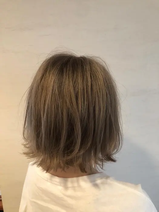 ブリーチ2回 プラチナグレージュ Louimadna 栄 ルイマダーナ 所属 デザインカラー 白金 厚哉のヘアカタログ ミニモ