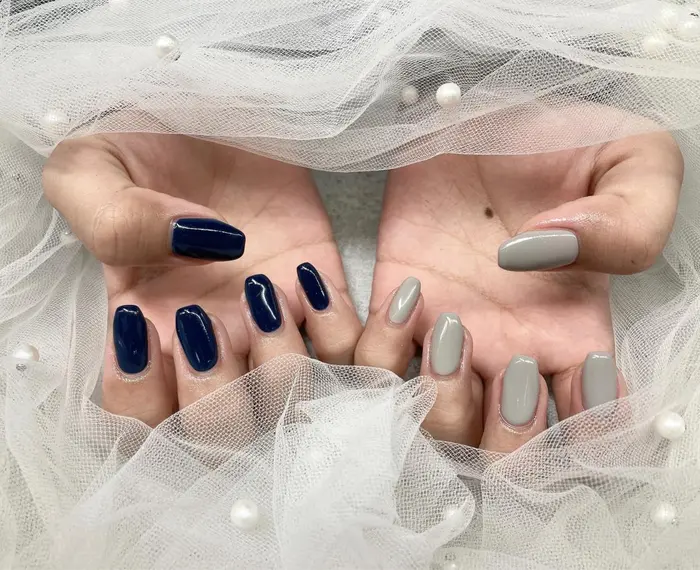 ネイビーとライトグレーで秋冬にぴったりなお爪に ワンカラーメニューになります Tese Nail所属 Tesenail Reinaのネイル デザイン ミニモ
